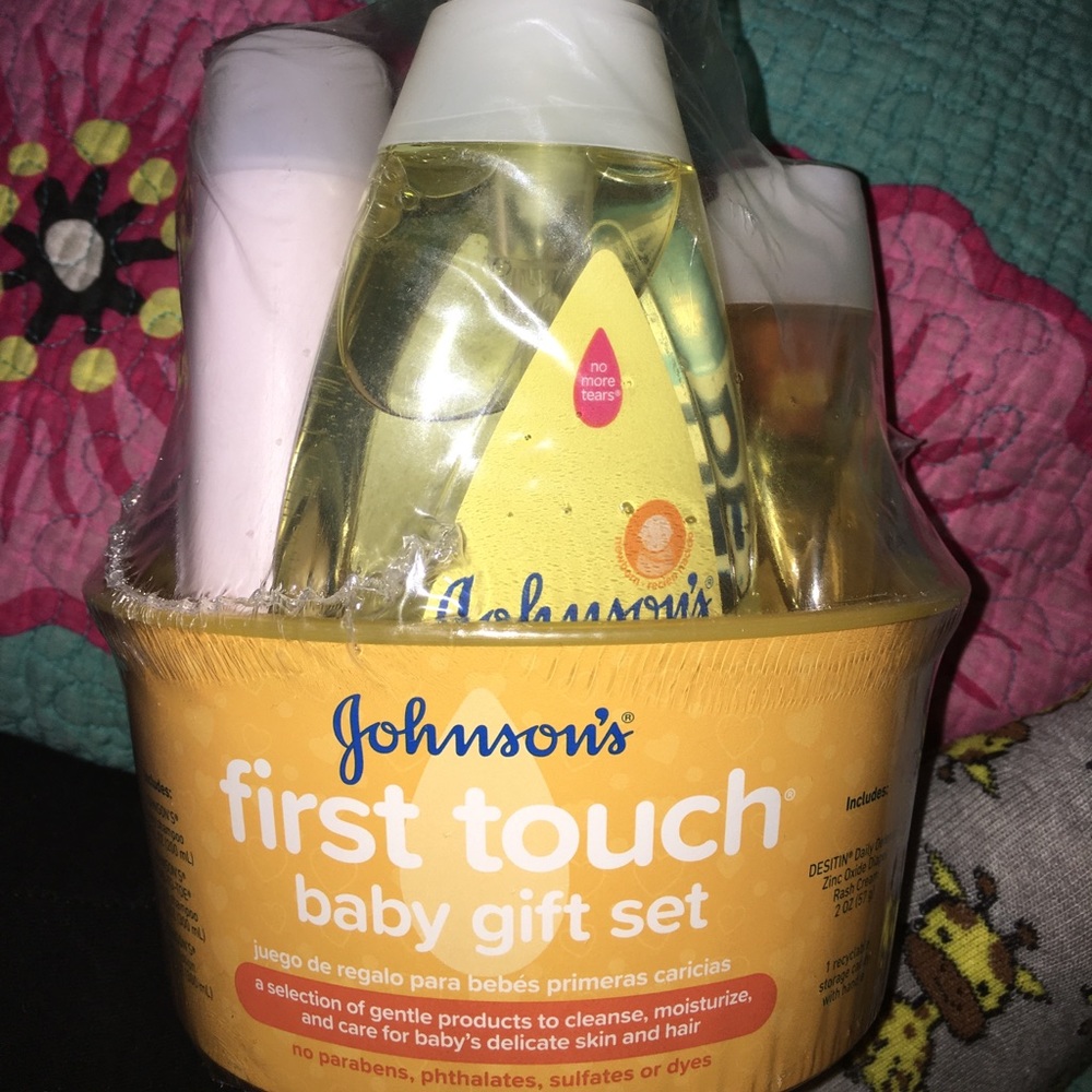 Johnson’s first touch baby gift set